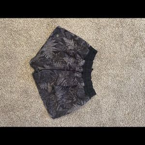 Lululemon Tracker short 4”, size 8